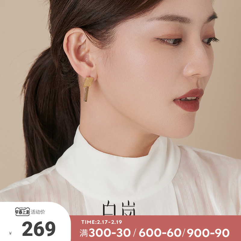 White Gold Ear Nail Woman 925 Pure Silver Brief About 100 Hitch Earrings Autumn Winter Light Lavish Design Sensation Temperament Ear Accessories ED2001 