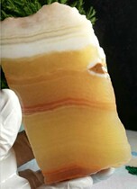 Huanglongyu golden yellow stone weight 186 grams specifications: 9*5*1 8CM