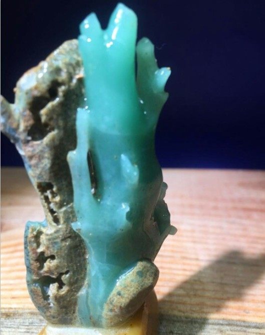 Sichuan Ya'an Green Original Stone Emerald Green Frozen Stone Specifications: 8 * 2 * 4CM