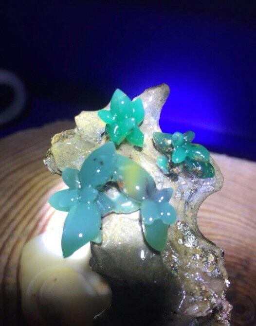 Sichuan Ya 'an Green Stone Emerald Green Stone Specification: 6 5*7 * 4CM