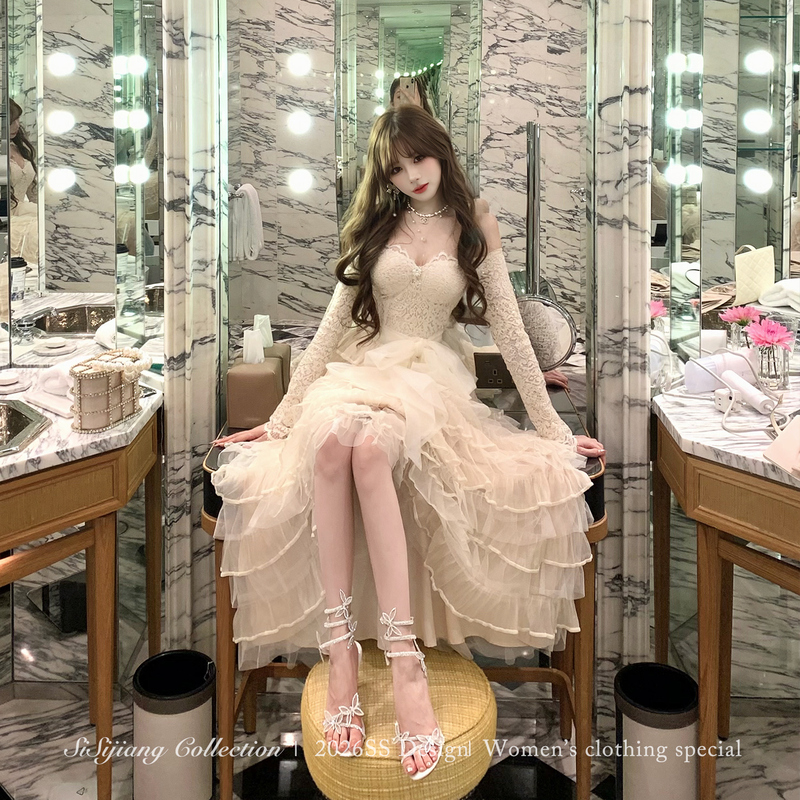 Sisi Jiang's "Floating Light Illusion Gauze" Retro French Lace One-Shoulder Long-Sleeved Dress with a Large Hem Sisi Jiang's "Floating Light Illusion Gauze" Retro French Lace One-Shoulder Long-Sleeved Dress with a Large Hem