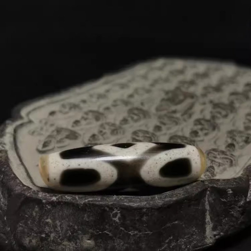 宝藏天珠大揭秘！这枚西藏区清老料器天珠金刚十字六眼黑白分明磨损钥匙