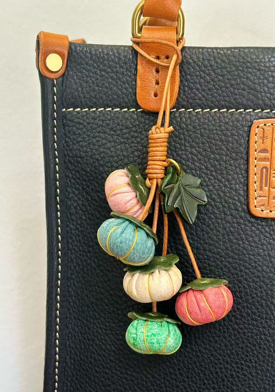 First-Layer Cowhide Pumpkin Pendant Bag Charm, Three-Dimensional Pumpkin Luggage Accessory, Fruit and Vegetable Hanging Ornament, Small Pumpkin First-Layer Cowhide Pumpkin Pendant Bag Charm, Three-Dimensional Pumpkin Luggage Accessory, Fruit and Vegetable Hanging Ornament, Small Pumpkin