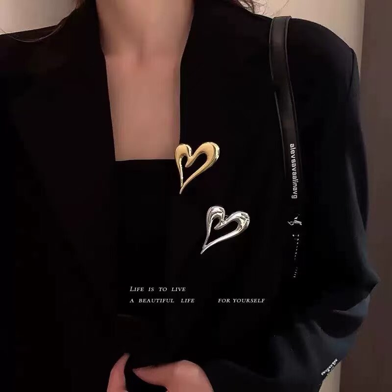 Trendy and stylish heart-shaped brooch for women, minimalist and sophisticated geometric design, perfect for coats and suits.