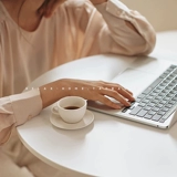 Круглый стол простые тюльпаны белый досуг стол переговоры по переговорам по кофе кофейное молоко