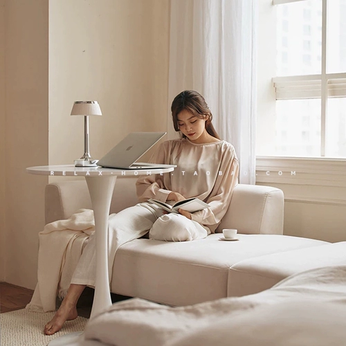 Круглый стол простые тюльпаны белый досуг стол переговоры по переговорам по кофе кофейное молоко