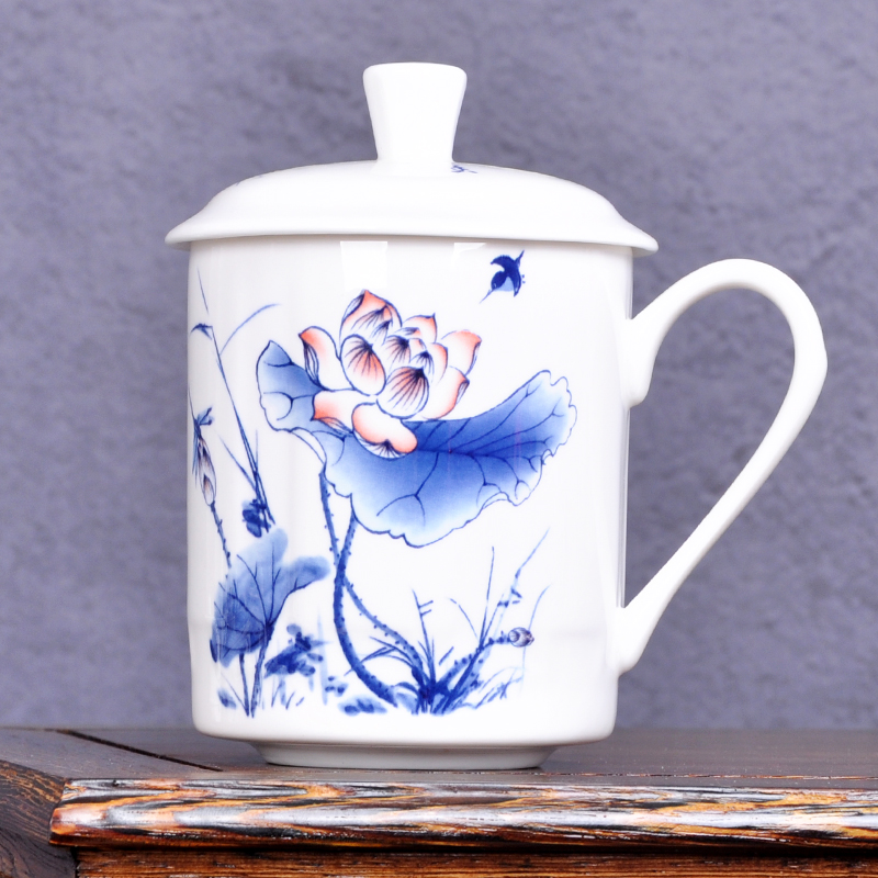 Jingdezhen ceramic cups with cover office meeting gift ipads China cup blue and white porcelain cup can be customized design and color