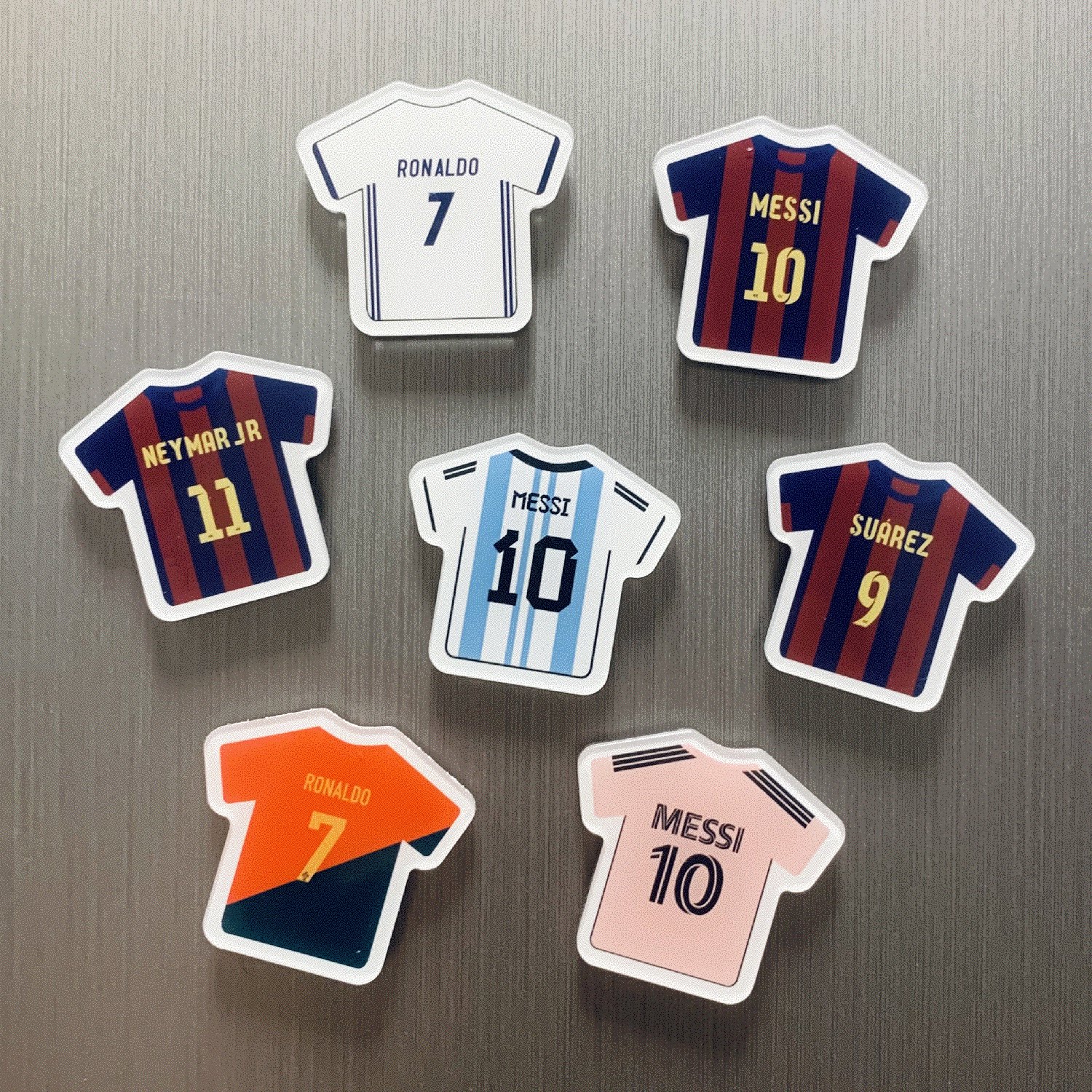 เสื้อเจอร์ซีย์ลายการ์ตูนดาราฟุตบอล เมสซี่ คริสเตียโน โรนัลโด แม็กเน็ตติดตู้เย็น ป้ายแม็กเน็ตอะคริลิก 3D ของขวัญสำหรับแฟนหนุ่ม