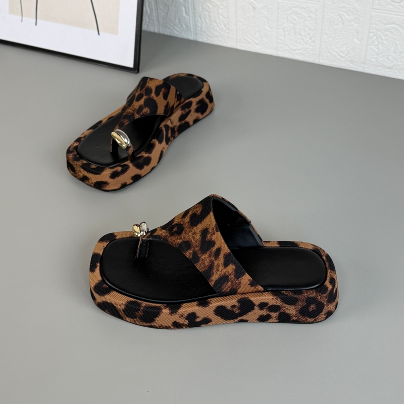 French-Style Leopard Print Thick-Soled Slip-On Sandals for Women, 2026 Summer New Model, Outdoor Wear, Height-Increasing, Versatile Casual Beach Slippers