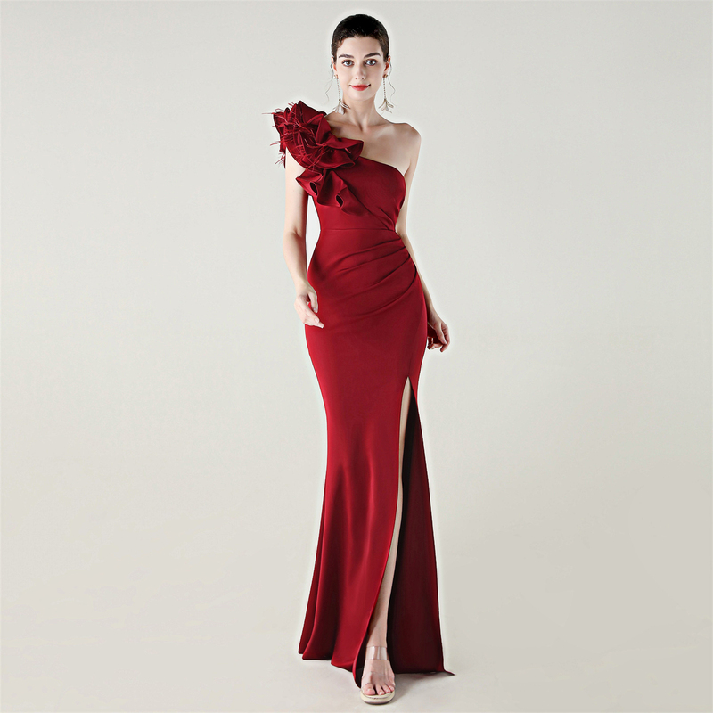 Red Heavy-Duty Evening Dress for Women, French Light Luxury, Niche High-End Design, Unique and Stunning, Off-Shoulder Sexy Dress