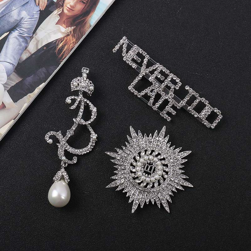 2018 Hàn Quốc đường phố đánh bại net đỏ ACC đơn giản siêu flash zircon thư pin trâm Châu Âu và phụ kiện pin hợp thời trang của Hoa Kỳ