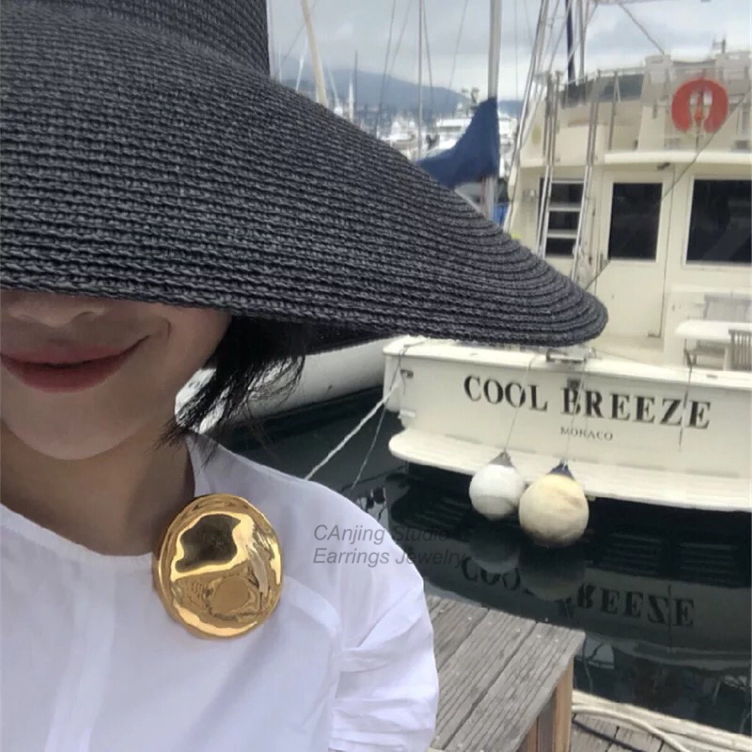Châu Âu và Hoa Kỳ mùa thu và mùa đông mới màu đỏ kim loại celi trâm lạnh ánh sáng retro phong cách catwalk phong cách lớn chiếc bánh vàng tròn trâm cài huy hiệu cài áo