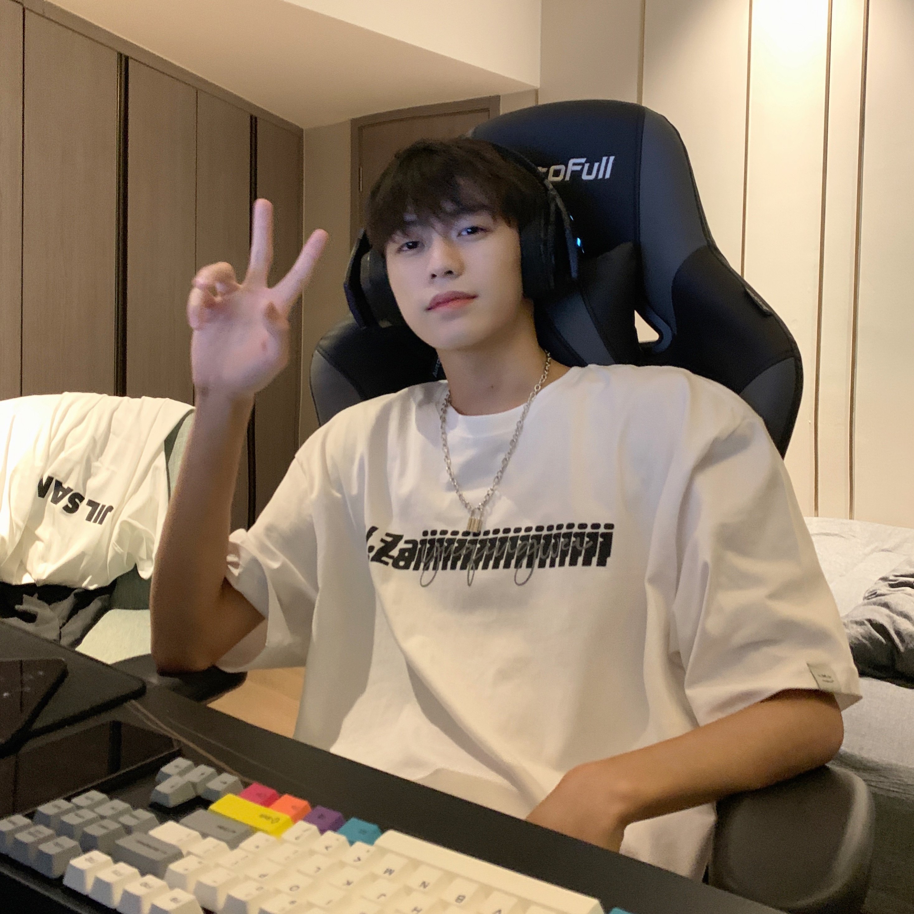 Yu Qingwei's black shop, Yuzai's custom short-sleeved money-making artifact, will open on Ferrari tomorrow