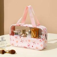 Розовая бабочка любить цветок в середине.