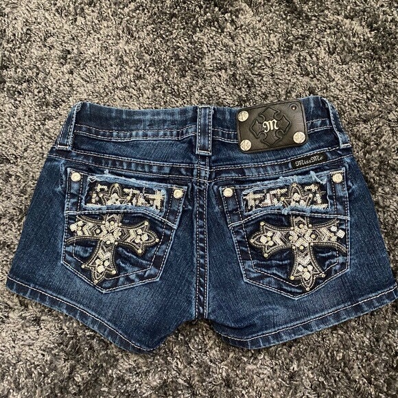 American Y2K Retro Personalized Street Style Cross Heavy-Duty Pattern Embroidery Summer Low-Waist Ultra-Short Denim Shorts for Women American Y2K Retro Personalized Street Style Cross Heavy-Duty Pattern Embroidery Summer Low-Waist Ultra-Short Denim Shorts for Women
