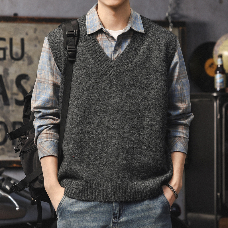 Autumn and Winter Layered Vest Knit Vest for Men, Casual V-Neck Sweater, Trendy and Fashionable Pullover Top