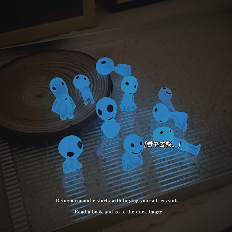 When You'Re Bored, Take a Look at the Blue Light-Emitting Alien, the Cute and Adorable Ghost, and the Creative Luminous Desktop Ornament Gift