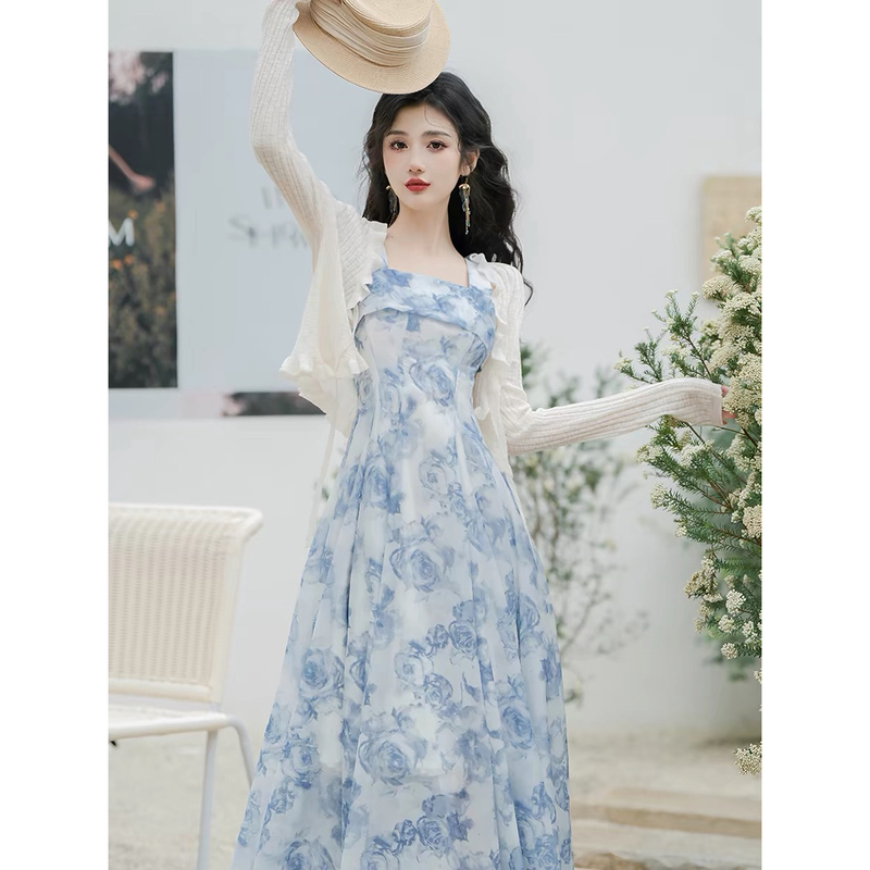 French-Style Floral Light Blue Square-Neck Suspender Dress, Super Fairy-Like Seaside Vacation Beach Dress, Unique and Beautiful Two-Piece Set French-Style Floral Light Blue Square-Neck Suspender Dress, Super Fairy-Like Seaside Vacation Beach Dress, Unique and Beautiful Two-Piece Set