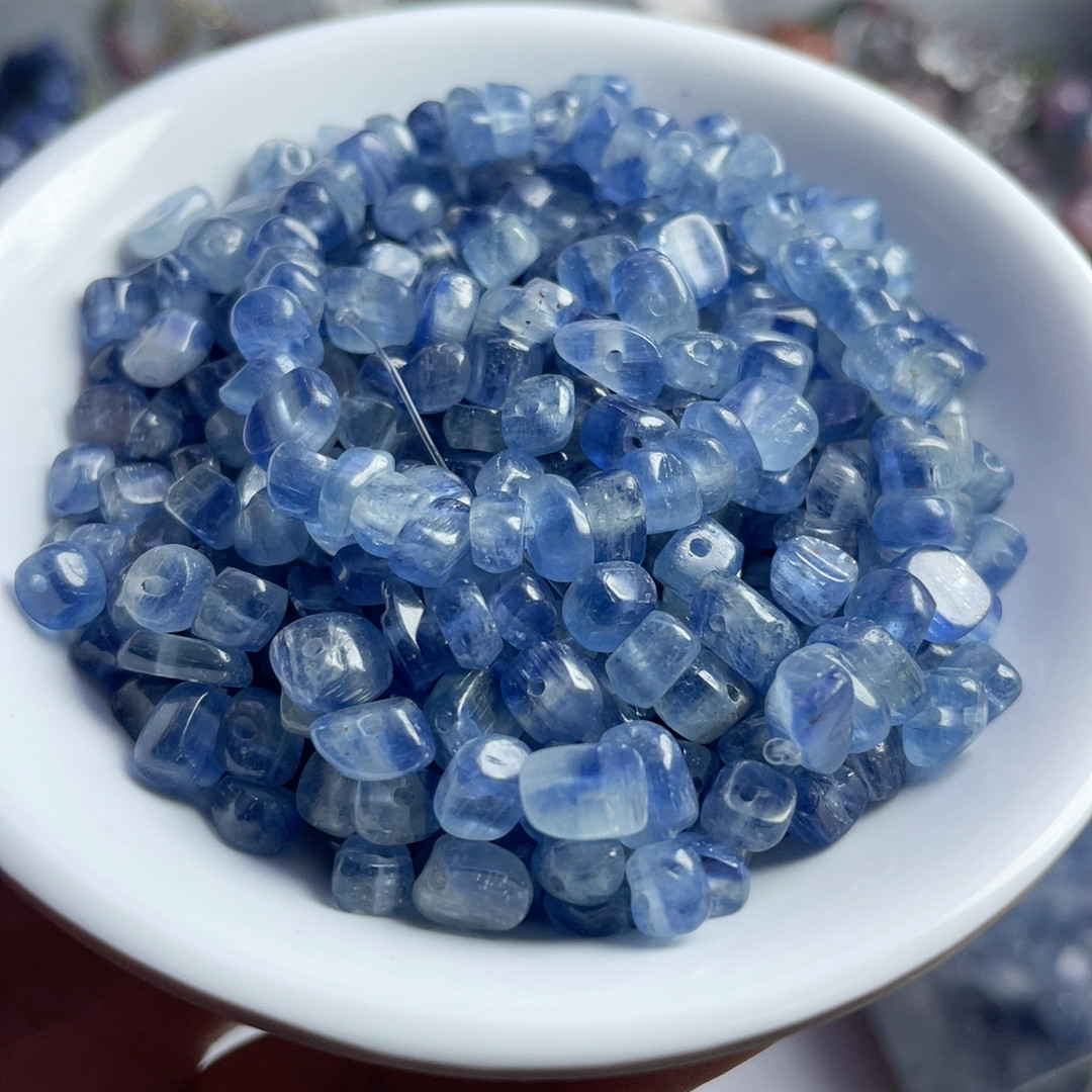 不規則な形状の藍晶石100個