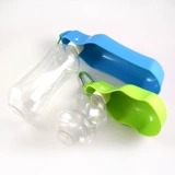 Собака и собака чайник из домашних животных питьевой водонагреватель висят вода питьевая вода, питье