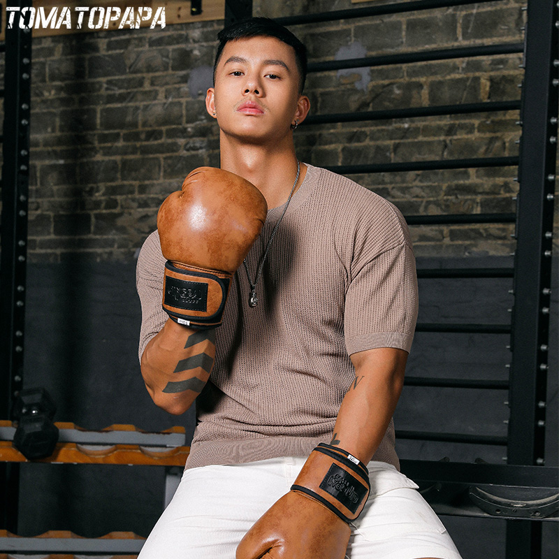 TOMATOPAPA đơn giản gió sleevemen ngắn chuẩn bị công việc nặng nhọc hàng dệt kim thiết kế rỗng ren cuff T-shirt.