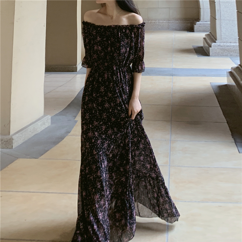 One-Shoulder Dress with Small Floral Print That Reaches the Ankles, Off-The-Shoulder Long Dress, One-Shoulder Neckline Chiffon Floral Dress
