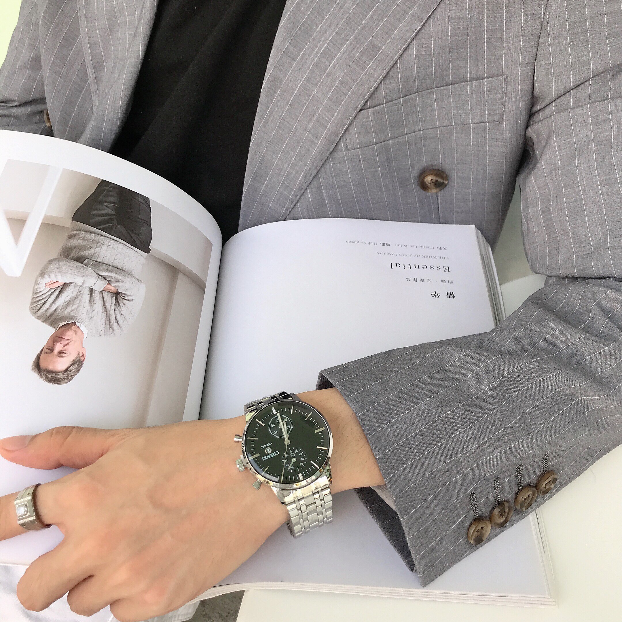 Vattentät herrklocka i business-stil med lysande kalender_voghion.com
