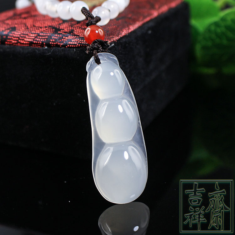 Natural chalcedony a goods Fu bean pendant jade pendant green bean necklace drop male and female baby pendant send certificate