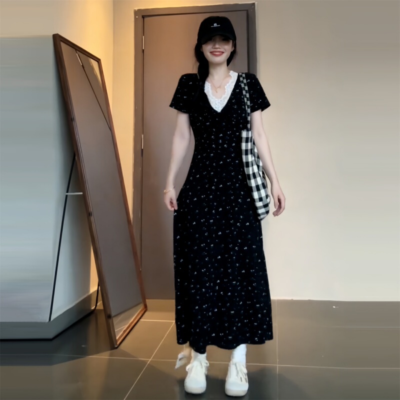 Plus-Size French-Style Pure and Alluring Lace Patchwork V-Neck Dress, New Summer Model, Waist-Cinching, Slimming, Age-Reducing Long Dress Plus-Size French-Style Pure and Alluring Lace Patchwork V-Neck Dress, New Summer Model, Waist-Cinching, Slimming, Age-Reducing Long Dress