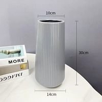 Керамическая бутылка серого цвета с вертикальной полоской.