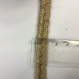 Кошка хватает густые джосеки веревки