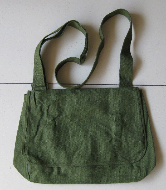 Inventory of old goods 199 years of production of small green shoulder bags Green school bags military shoulder bags inventory red era nostalgic classics