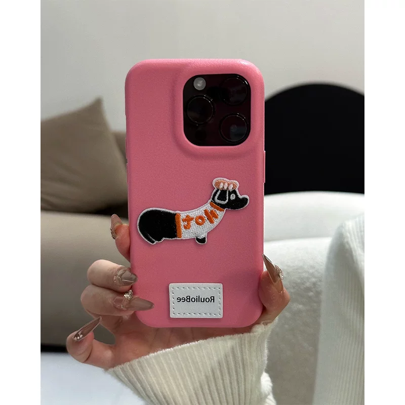 Чехол для телефона (Apple) совместим с iPhone 16, текстурированный TPU под кожу, вышитый щенок и шнурок