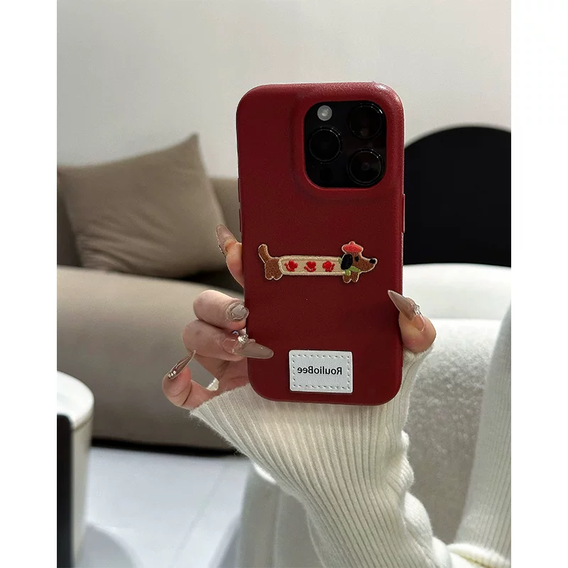 Чехол для телефона (Apple) совместим с iPhone 16, текстурированный TPU под кожу, вышитый щенок и шнурок