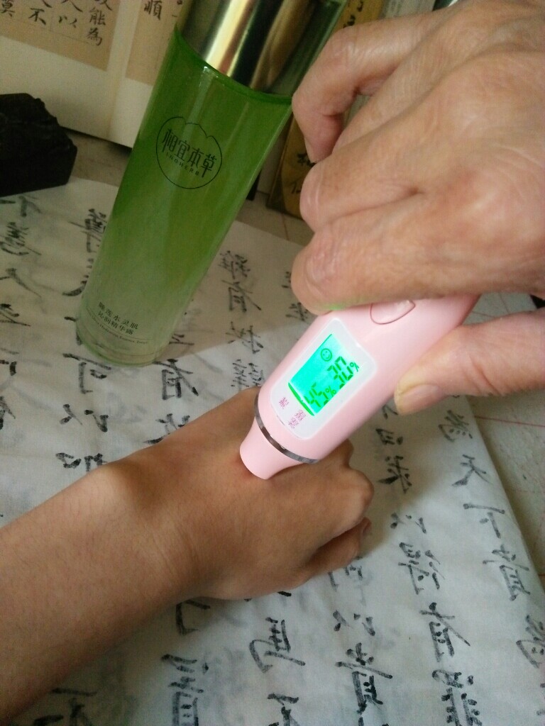 相宜本草睡莲水灵肌沁润精华露