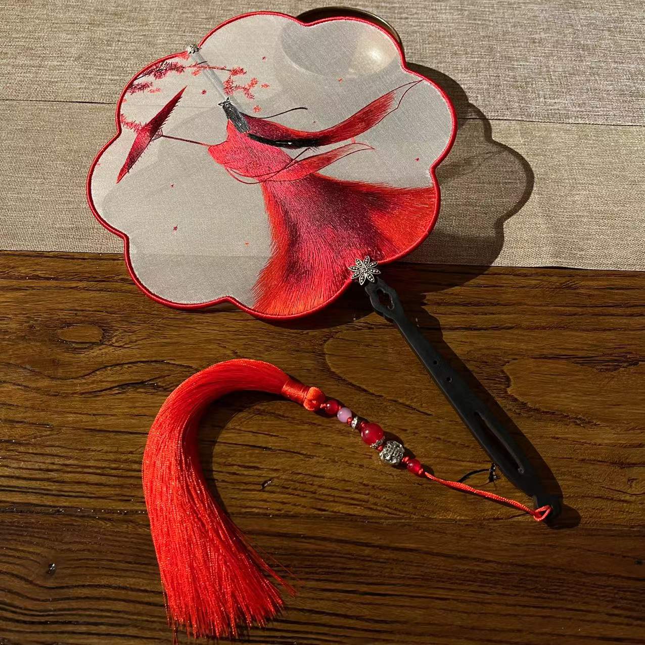 Su embroidery double-sided embroidery color edge wrapping silk fragrant concubine fan handmade fan abroad to send gifts to foreigners Hanfu accessories to take photos