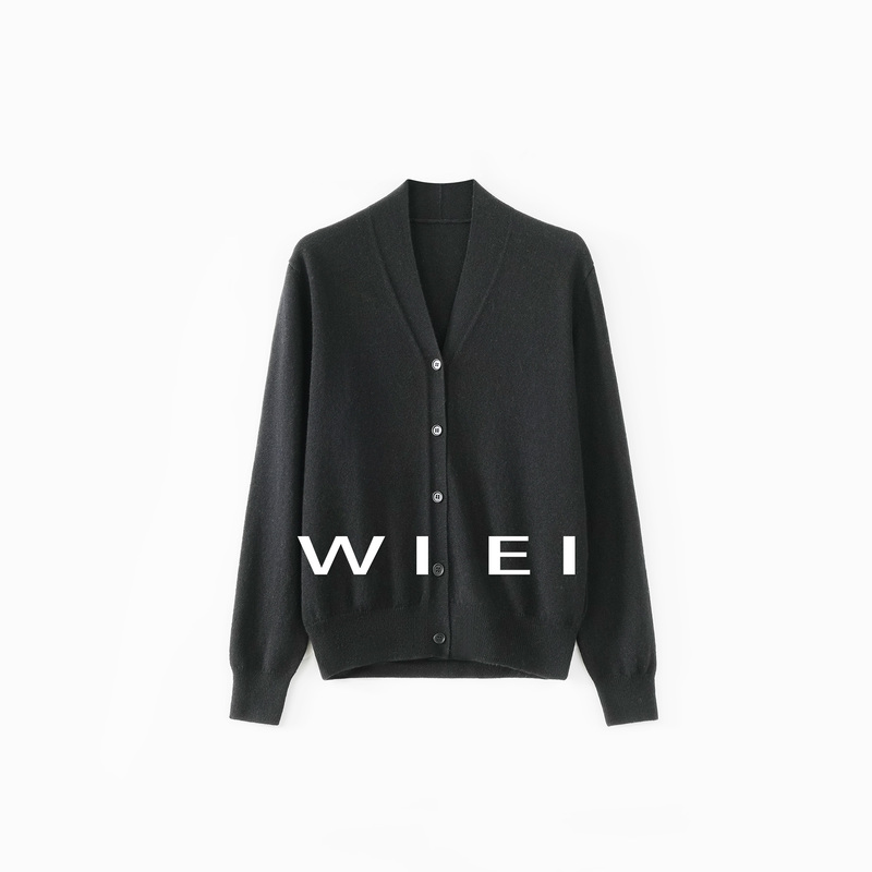 《Wi Ei》Brief Description of Consinee 100% Cashmere_V-Neck Simple Skin-Friendly Long-Sleeve Knitted Cardigan W26109299 《Wi Ei》Brief Description of Consinee 100% Cashmere_V-Neck Simple Skin-Friendly Long-Sleeve Knitted Cardigan W26109299