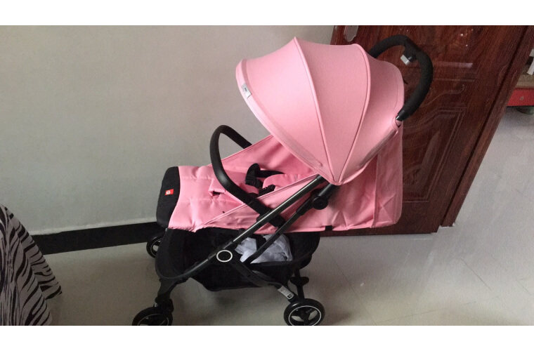 Good boy's little love letter can be folded with one hand, can sit and lie down, and can take a stroller and board the plane with one hand. Four-wheel shock absorber D641