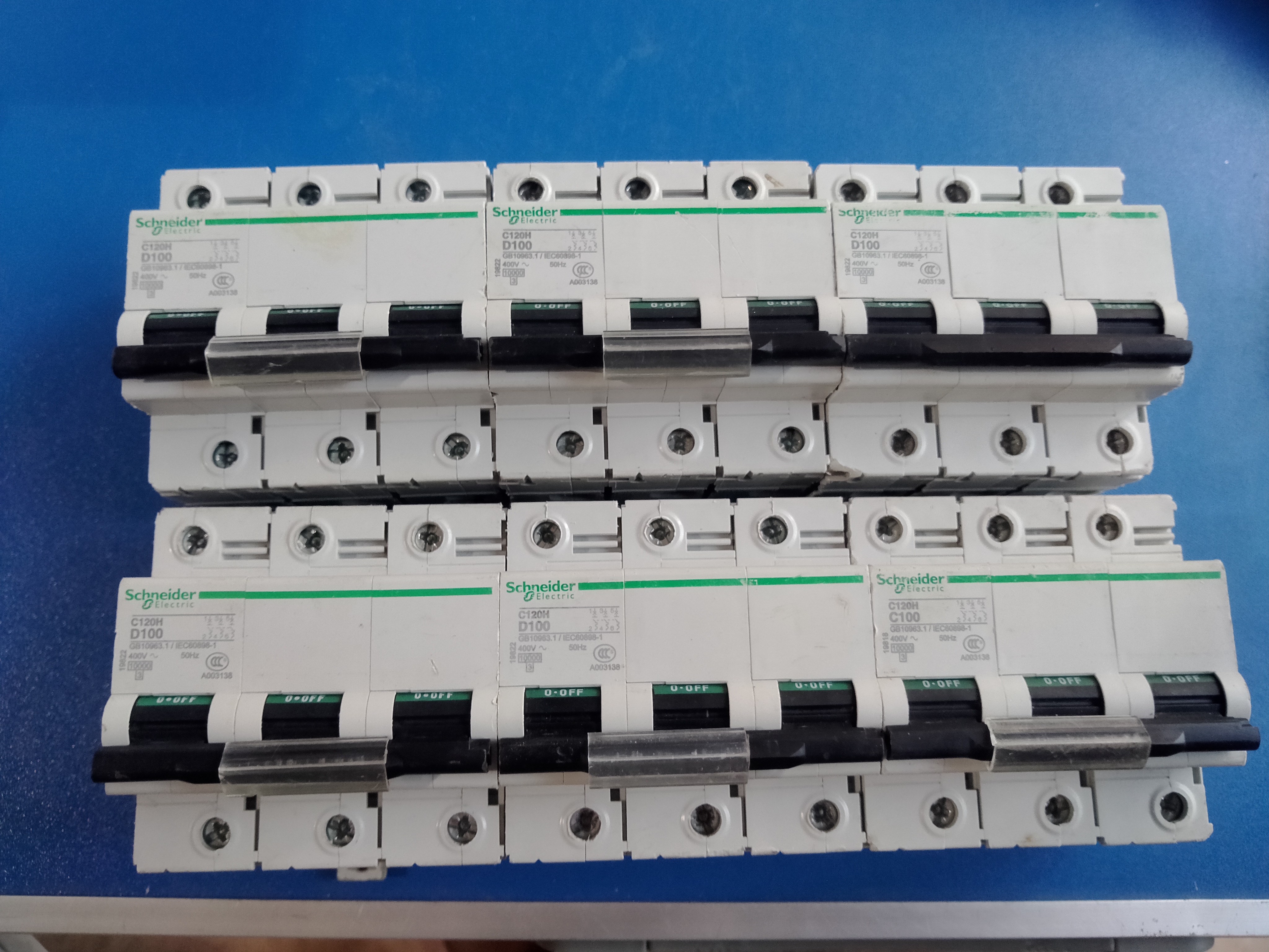 施耐德C120H系列：大功率4P 80A/125A D型空气开关，守护家庭用电安全的秘密武器！