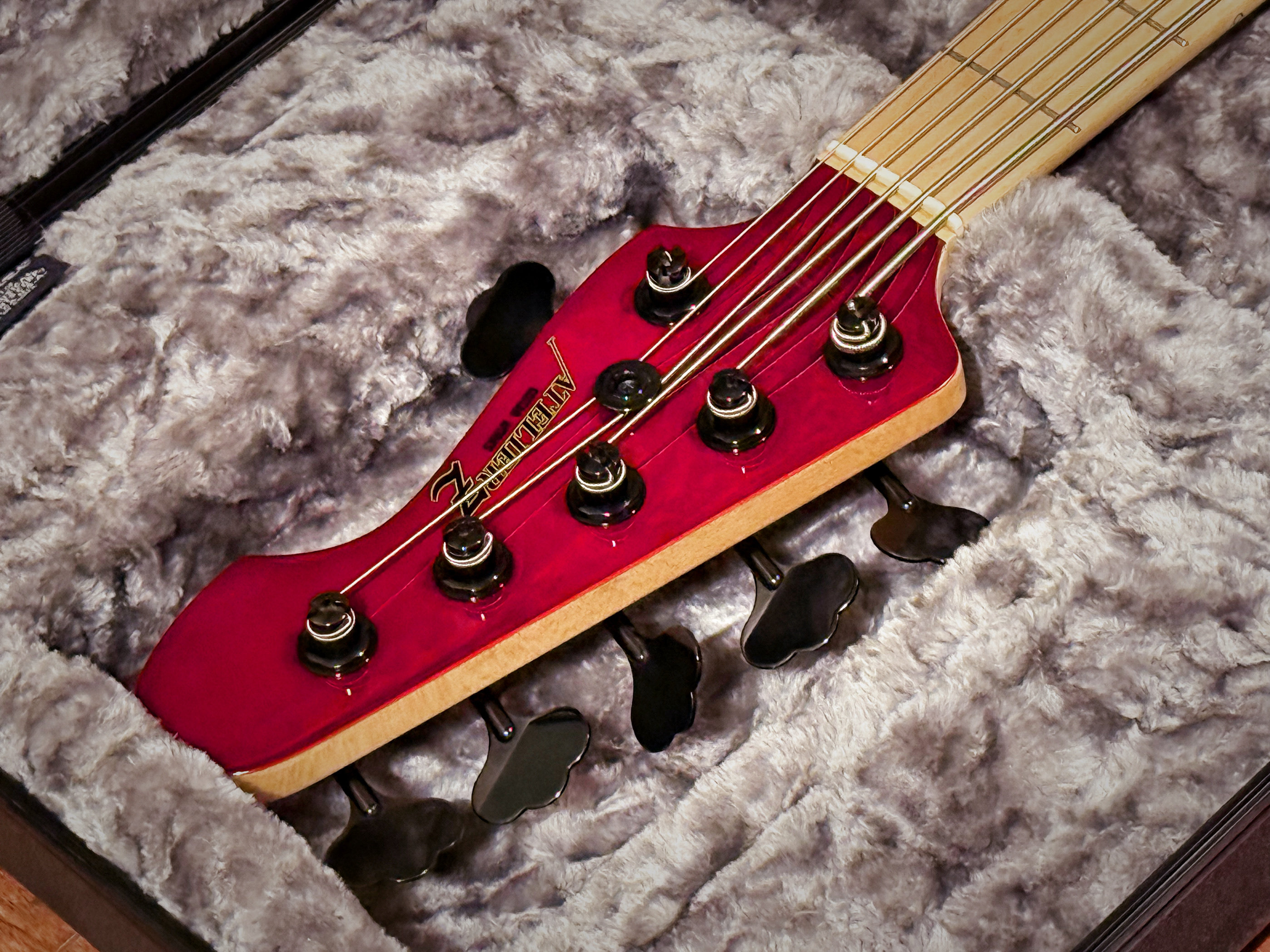 Atelier Z Beta 6 Bass Custom 32 Babymetal BOH 六弦贝斯：摇滚少女的