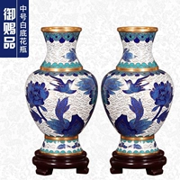 Середина-нет. Белый фон-пара ваз