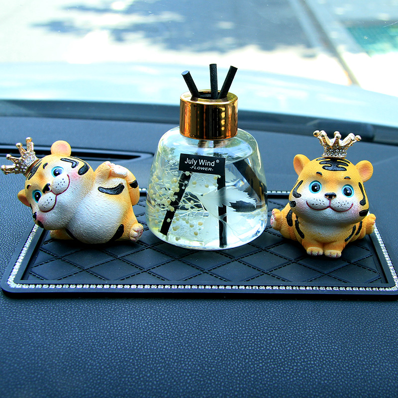 Car swing piece Tiger on-board incense perfume Cute Cartoon Upscale Creative Car In-car Accessories Tiger year 2021