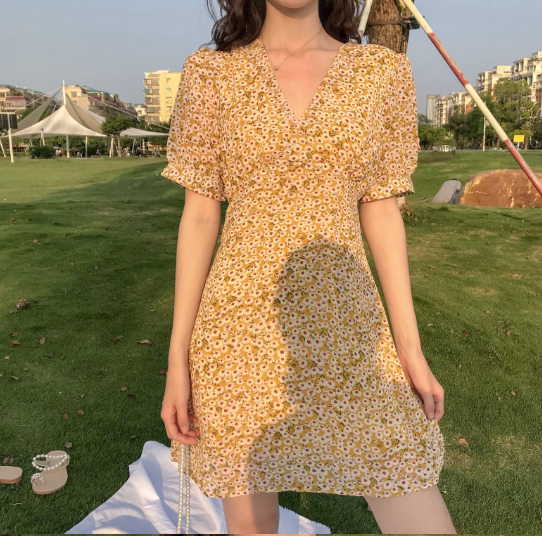 Fan-style small sub-floral ocean dress superfairy going out V collar Lean Temperament rouje Chopped Flowers Little Daisy Short Skirt