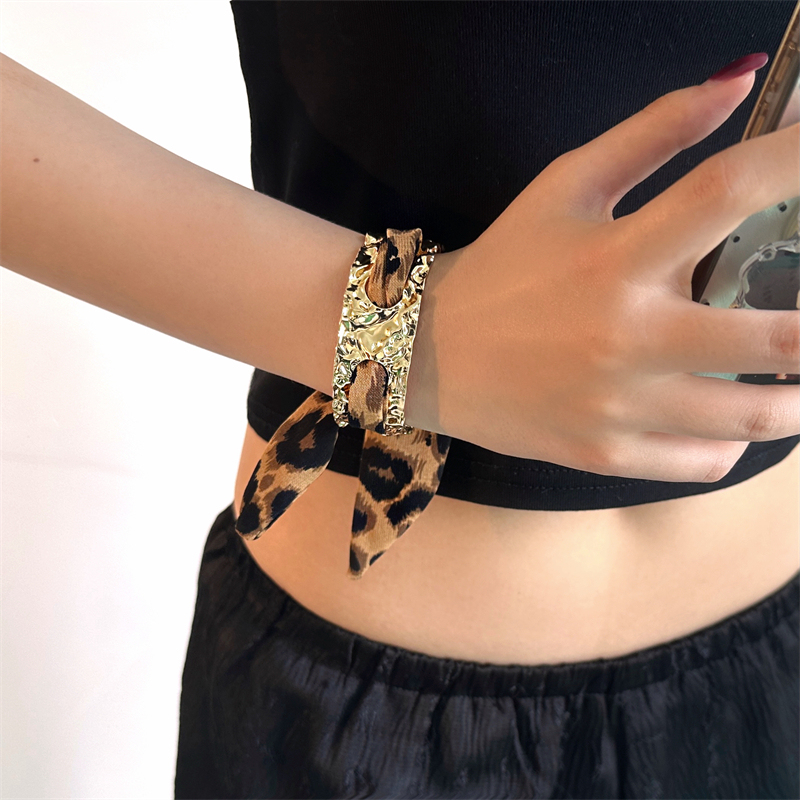 Retro Y2K Sexy Style Leopard Print Ribbon Metal Bracelet for Women Niche European and American Style Stylish and Versatile Hand Accessories Trend