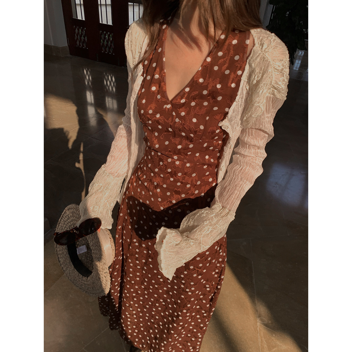 马儿MAR винтажное платье с V-образным вырезом и фактурным жаккардовым узором в горошек без рукавов летнее длинное