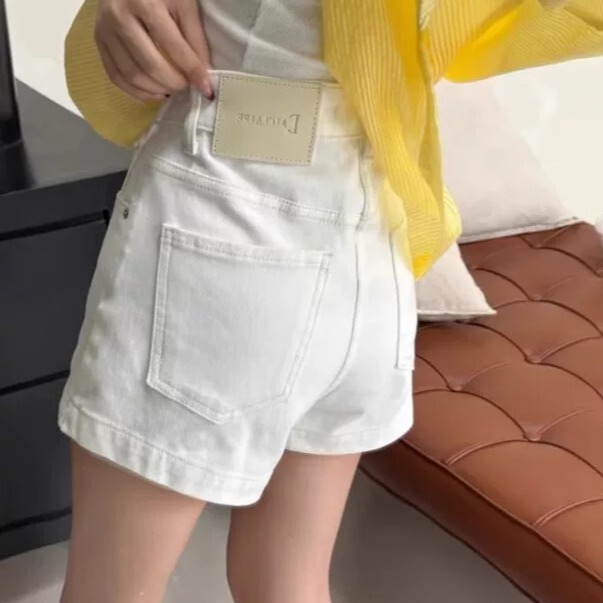 Off-White Denim Shorts for Women, Summer 2026, Thin Style, Slim Fit, Hip-Covering A-Line Shorts, Petite Loose Ins Hot Pants Off-White Denim Shorts for Women, Summer 2026, Thin Style, Slim Fit, Hip-Covering A-Line Shorts, Petite Loose Ins Hot Pants