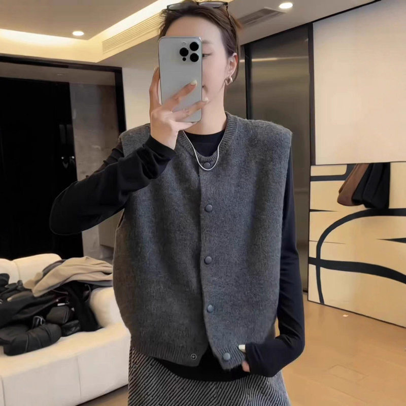 Casual and Sophisticated Round-Neck Knit Sweater, Sleeveless Vest, Women's Autumn and Winter Style, Elegant and Slimming Layered Top Casual and Sophisticated Round-Neck Knit Sweater, Sleeveless Vest, Women's Autumn and Winter Style, Elegant and Slimming Layered Top