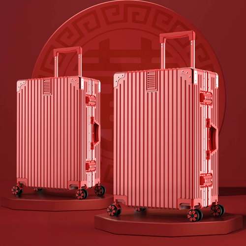 Чемодан, красная коробка для невесты