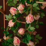 Имитация розовых лоз, стены из искусственных цветов, лестницы из ротанга, украшение воздуховодов для кондиционирования воздуха, создающее новогоднюю атмосферу, и бионические лозы.