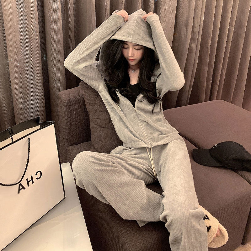 2021 college style early spring wear Xiaoxiang Feng net red fried street gray casual sweater wide leg pants two sets